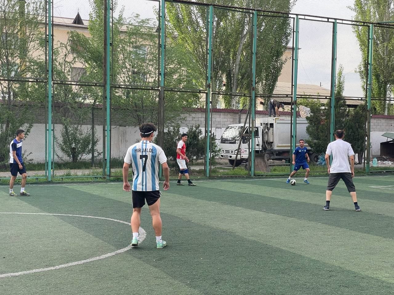 Yoshlar bilan ishlash, ma'naviyat va ma'rifat bo'limi xodimlari hamda Ijtimoiy fanlar fakulteti tyutorlari ishtirokida mini futbol sport musobaqasi tashkil etildi.