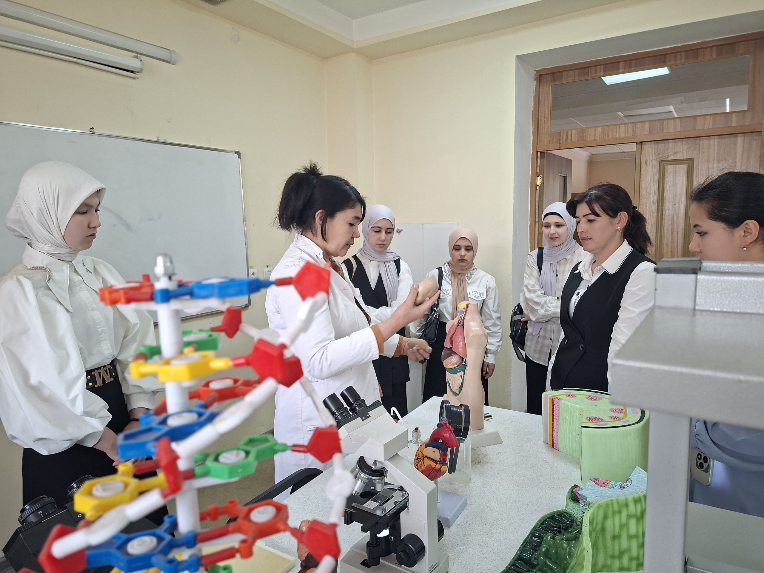 “OCHIQ ESHIKLAR KUNI” TADBIRLARI DAVOM ETMOQDA