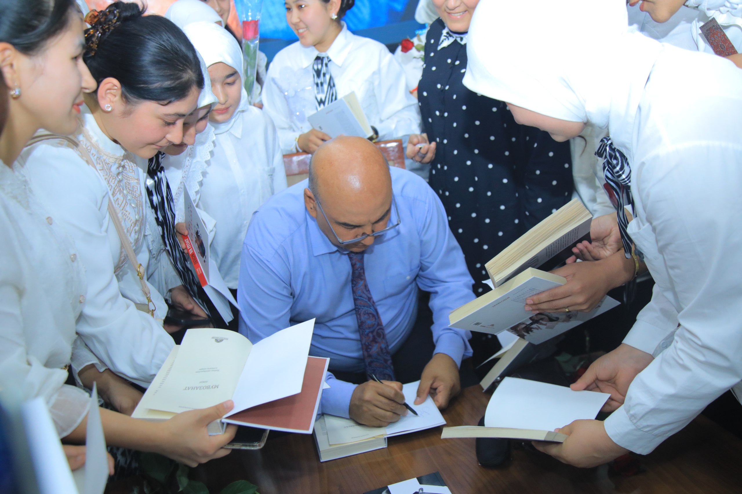 Namangan davlat pedagogika institutiga taniqli yozuvchi, adabiyotshunos olim, filologiya fanlari doktori, professor Ulug‘bek Hamdam shogirdlari bilan tashrif buyurdi.