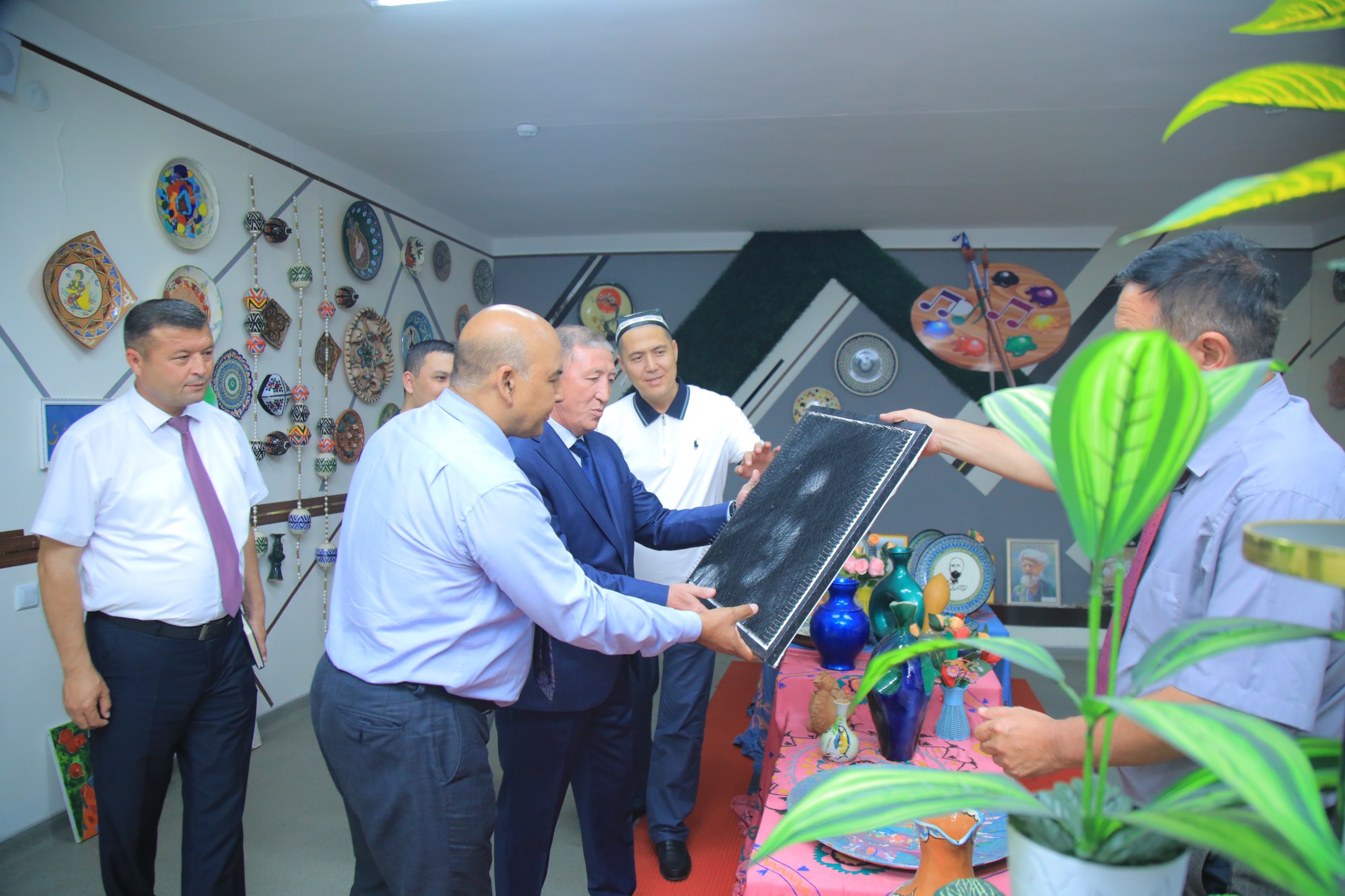 Namangan davlat pedagogika institutiga taniqli yozuvchi, adabiyotshunos olim, filologiya fanlari doktori, professor Ulug‘bek Hamdam shogirdlari bilan tashrif buyurdi.
