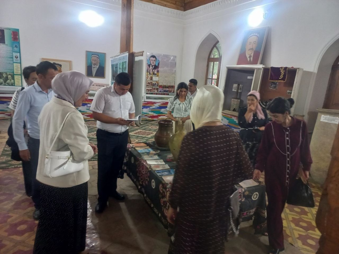 Ishoqxon To’ra Ibrat muzeyi, Mavlono Lutfulloh bog‘i, Chustiy uy-muzeyi hamda Bibiona ziyoratgohiga sayohat tashkil etildi.