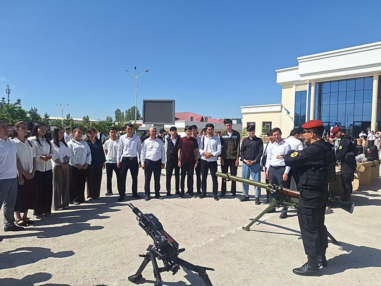 Harbiy qismga tashrif