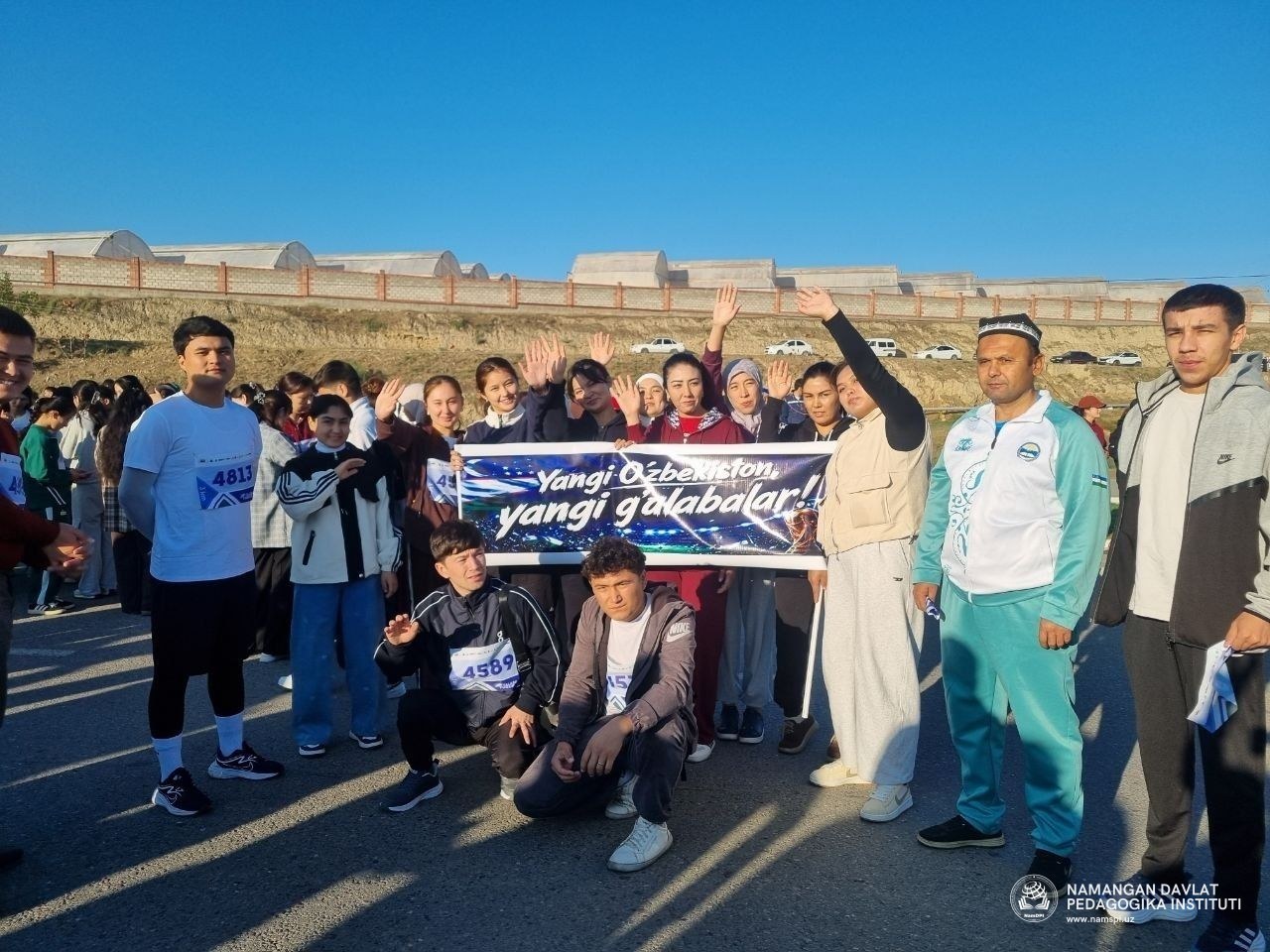 Ayni damda Namangan viloyatidagi oliy ta’lim muassasalari talabalari ishtirokida “Talaba — yugur” ko‘ngillilar musobaqasi ko‘tarinki ruhda bo'lib o'tmoqda.