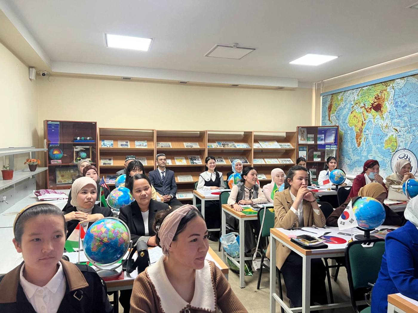 "Tuproq muhiti omillariga organizmlar moslashuvi" mavzusi boʻyicha ochiq dars mashgʻulotini tashkil qildi.