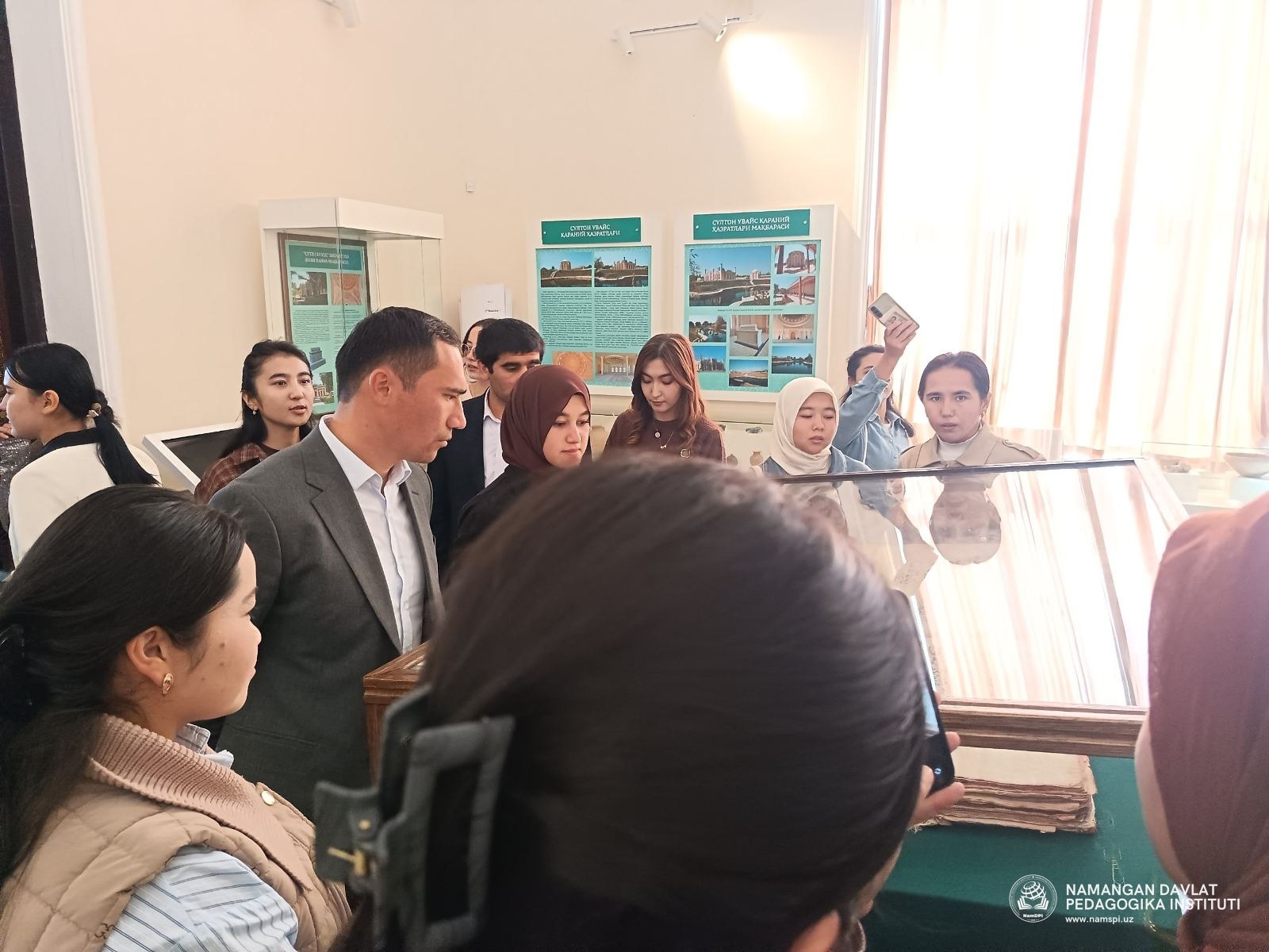 TALABALAR SULTON UWAYS QARONIY ZIYORATGOHIGA TASHRIF BUYURISHDI