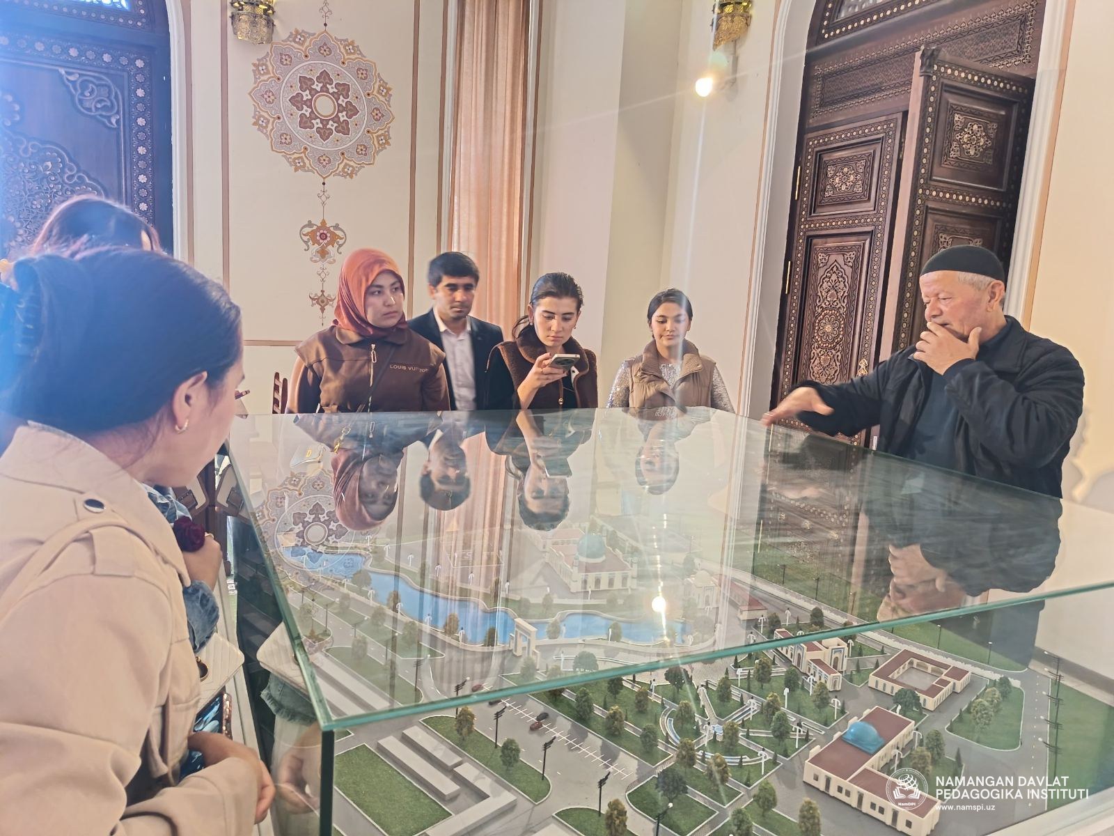 TALABALAR SULTON UWAYS QARONIY ZIYORATGOHIGA TASHRIF BUYURISHDI