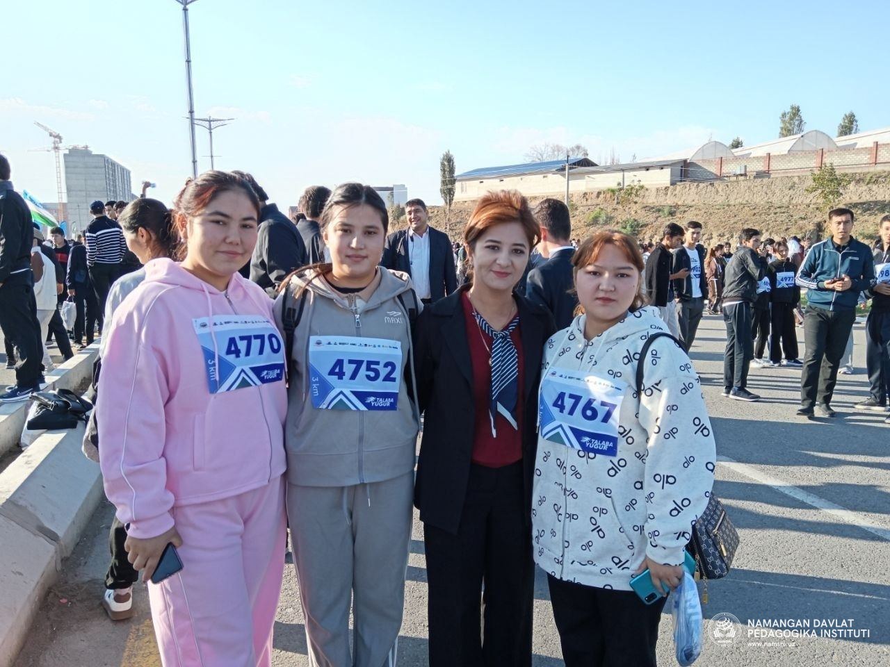 Ayni damda Namangan viloyatidagi oliy ta’lim muassasalari talabalari ishtirokida “Talaba — yugur” ko‘ngillilar musobaqasi ko‘tarinki ruhda bo'lib o'tmoqda.
