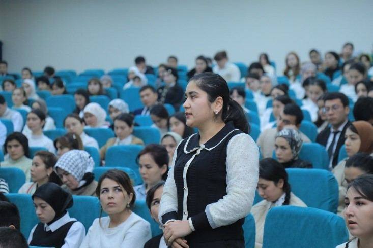 Institut rektori Bahodir Xusanovning magistrlar bilan uchrashuvi