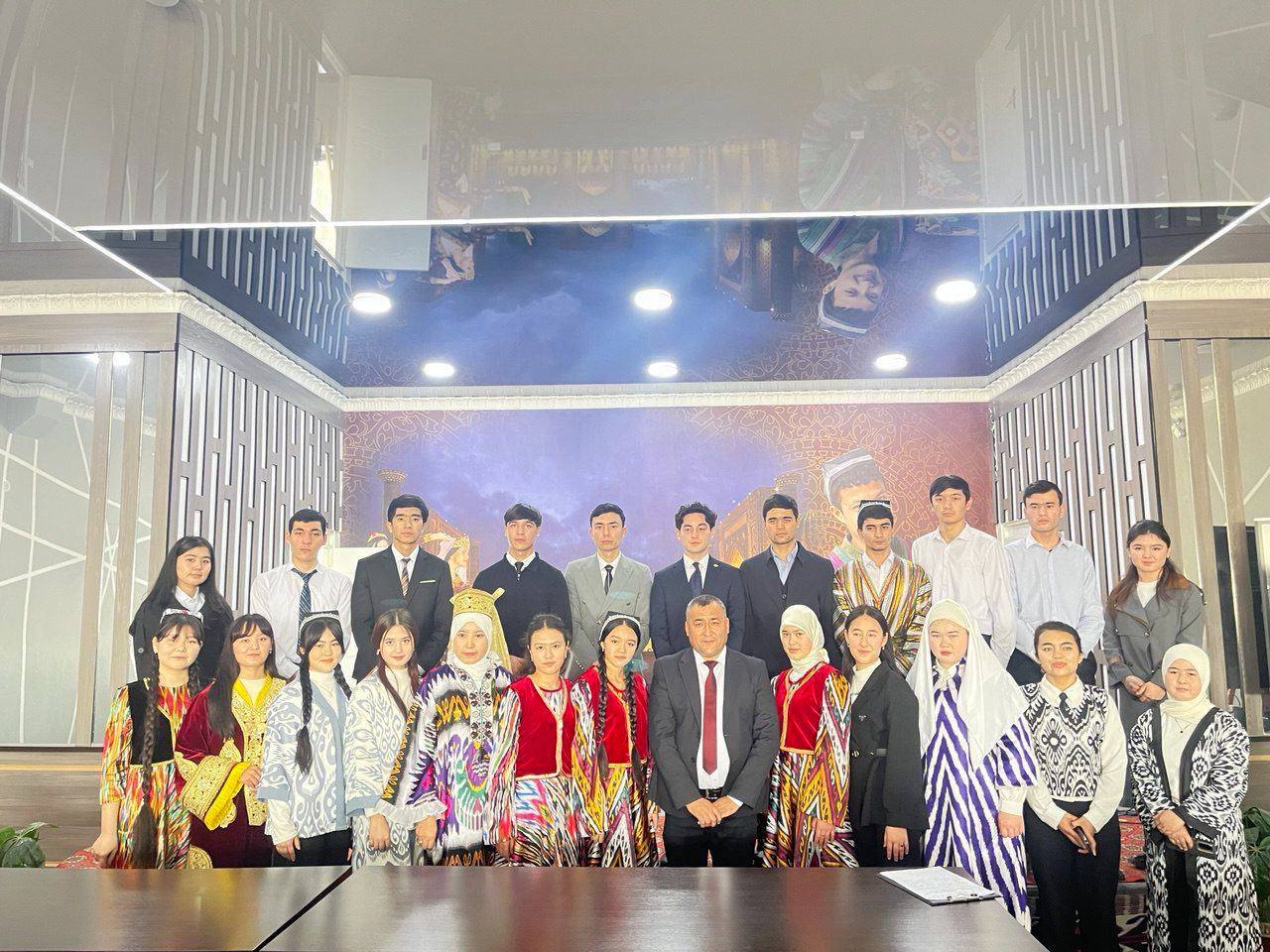 Namangan davlat pedagogika instituti Ijtimoiy fanlar fakulteti Milliy gʻoya, ma'naviyat asoslari va huquq ta'limi yoʻnalishi talabalari va tyutorlar hamkorligida "Shoh va shoir bobomiz" mavzusida ma'naviy-ma'rifiy kecha tashkil etildi.