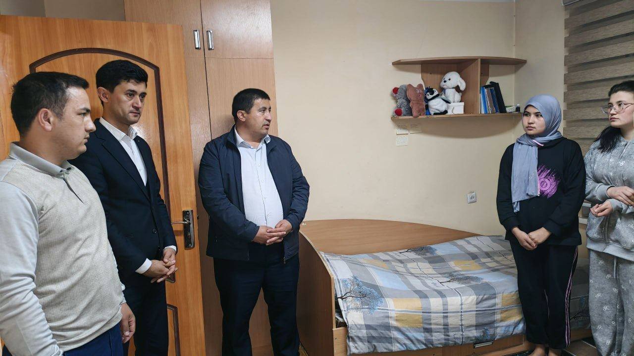 Talabalar turar joyida samimiy suhbat
