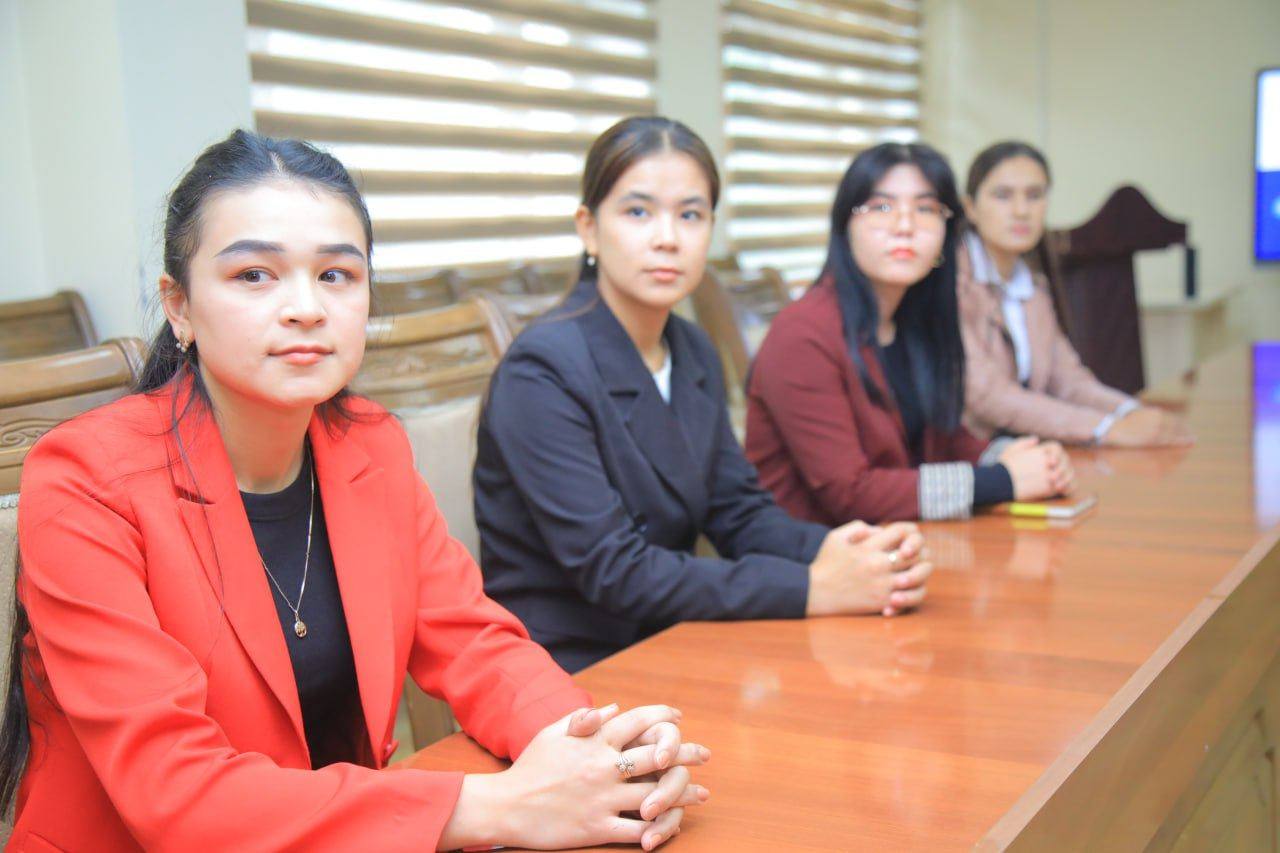 Namangan davlat pedagogika instituti talabalari ishtirokida institut Yoshlar akademiyasi lideri, fakultet liderlari hamda a'zolik uchun suhbat o'tkazildi.