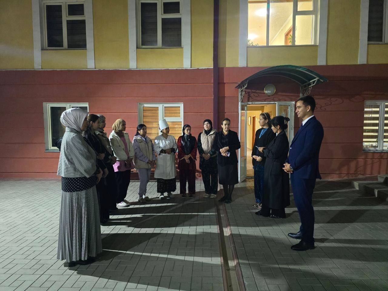 Kreativ pedagogika va psixologiya kafedrasi professor-o‘qituvchilari tasdiqlangan “TTJda kafedra kunlari” jadvaliga asosan Talabalar turar joyiga tashrif buyurishdi.