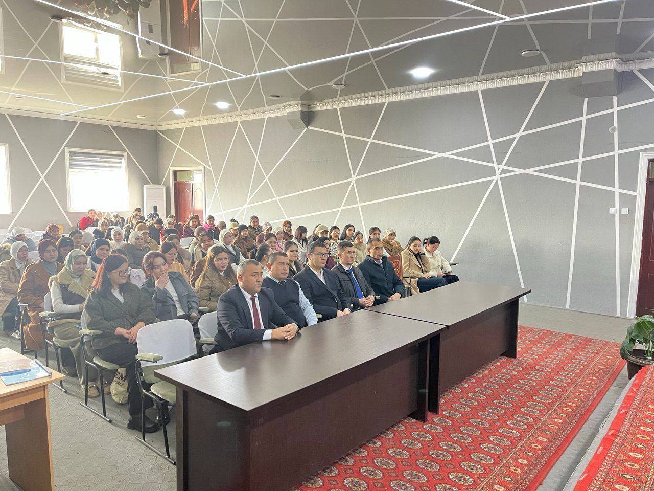 Namangan davlat pedagogika instituti Ijtimoiy fanlar fakulteti Milliy gʻoya, ma'naviyat asoslari va huquq ta'limi yoʻnalishi talabalari va tyutorlar hamkorligida "Shoh va shoir bobomiz" mavzusida ma'naviy-ma'rifiy kecha tashkil etildi.