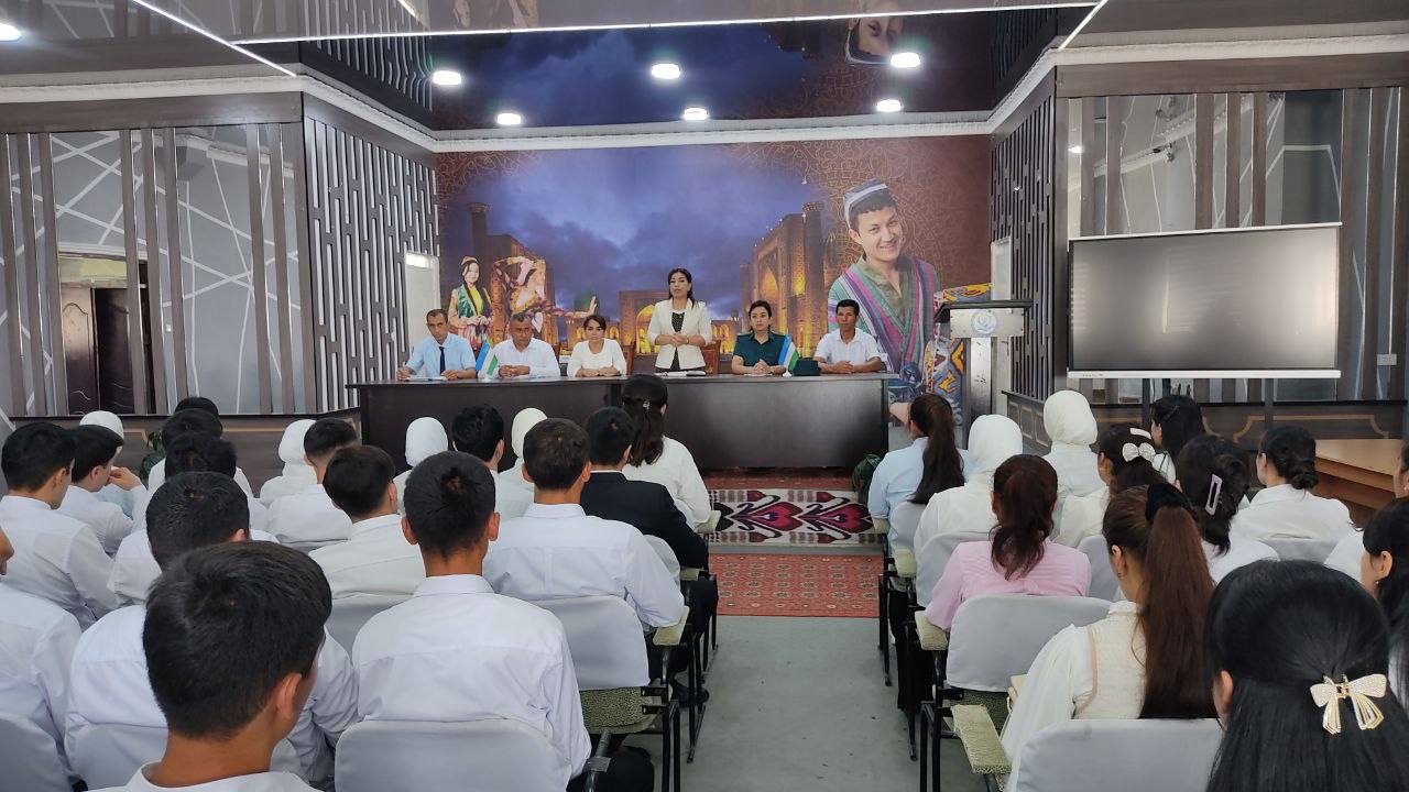 Ijtimoiy fanlar fakultetida talaba qizlar bilan muloqot