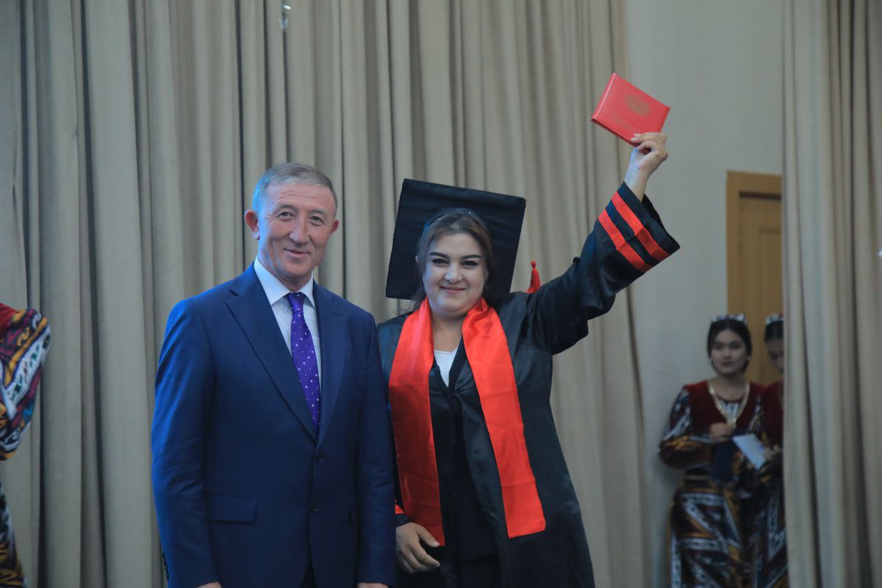 Tantanali diplom topshirish marosimidan lavhalar