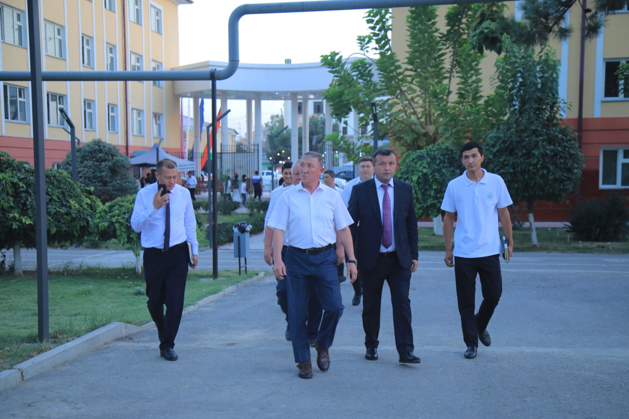 REKTOR TALABALAR YASHASH SHAROITLARI BILAN TANISHDI