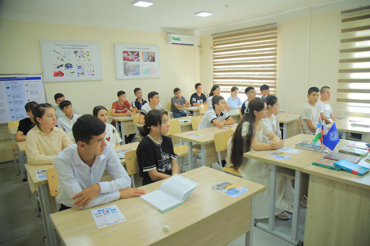 Filologiya kafedrasi dotsenti Elyor Abdulvohidov tomonidan oʻquvchi-yoshlar uchun rus tili fanidan mahorat darslari tashkil etildi.