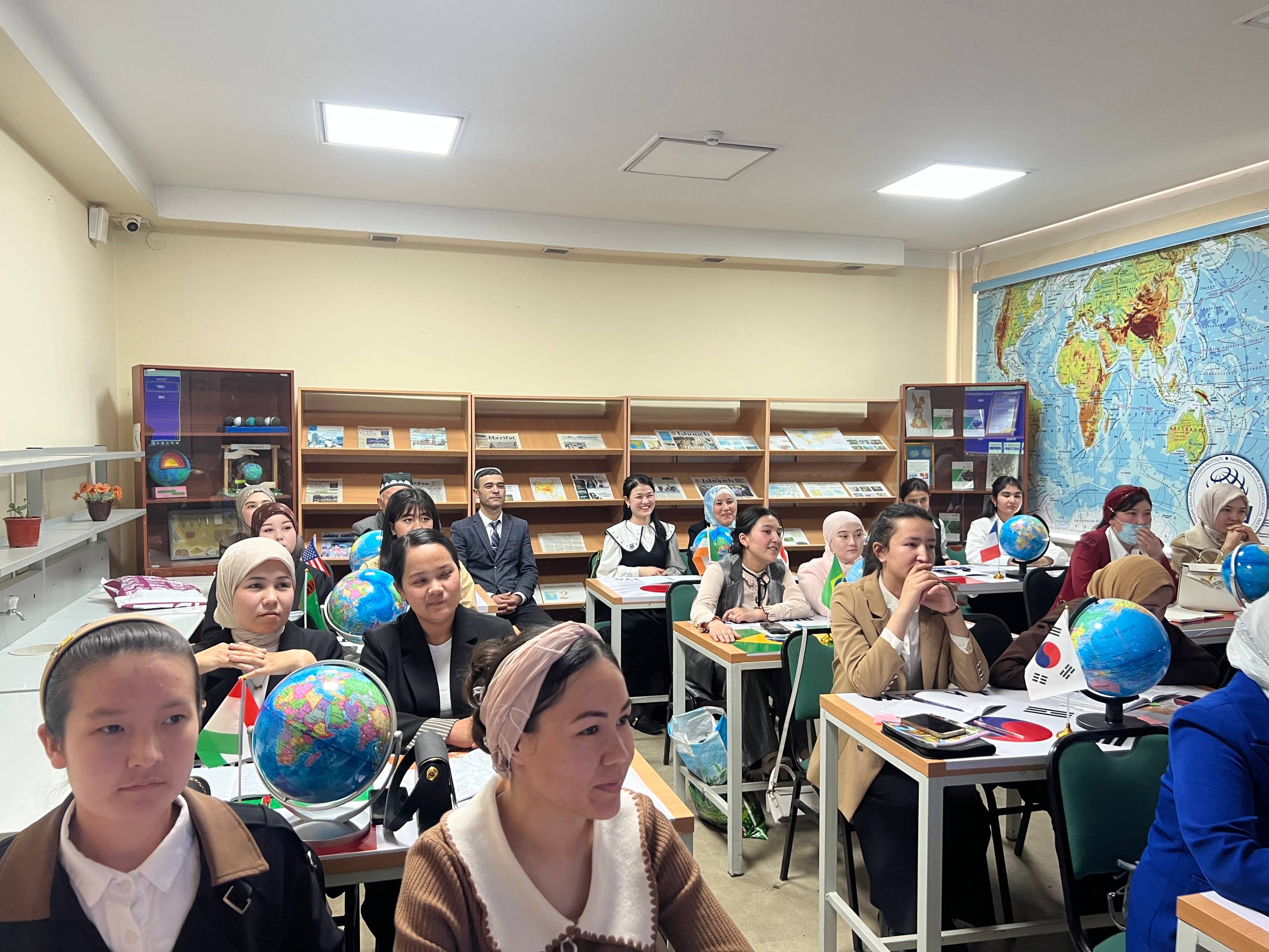 "Tuproq muhiti omillariga organizmlar moslashuvi" mavzusi boʻyicha ochiq dars mashgʻulotini tashkil qildi.