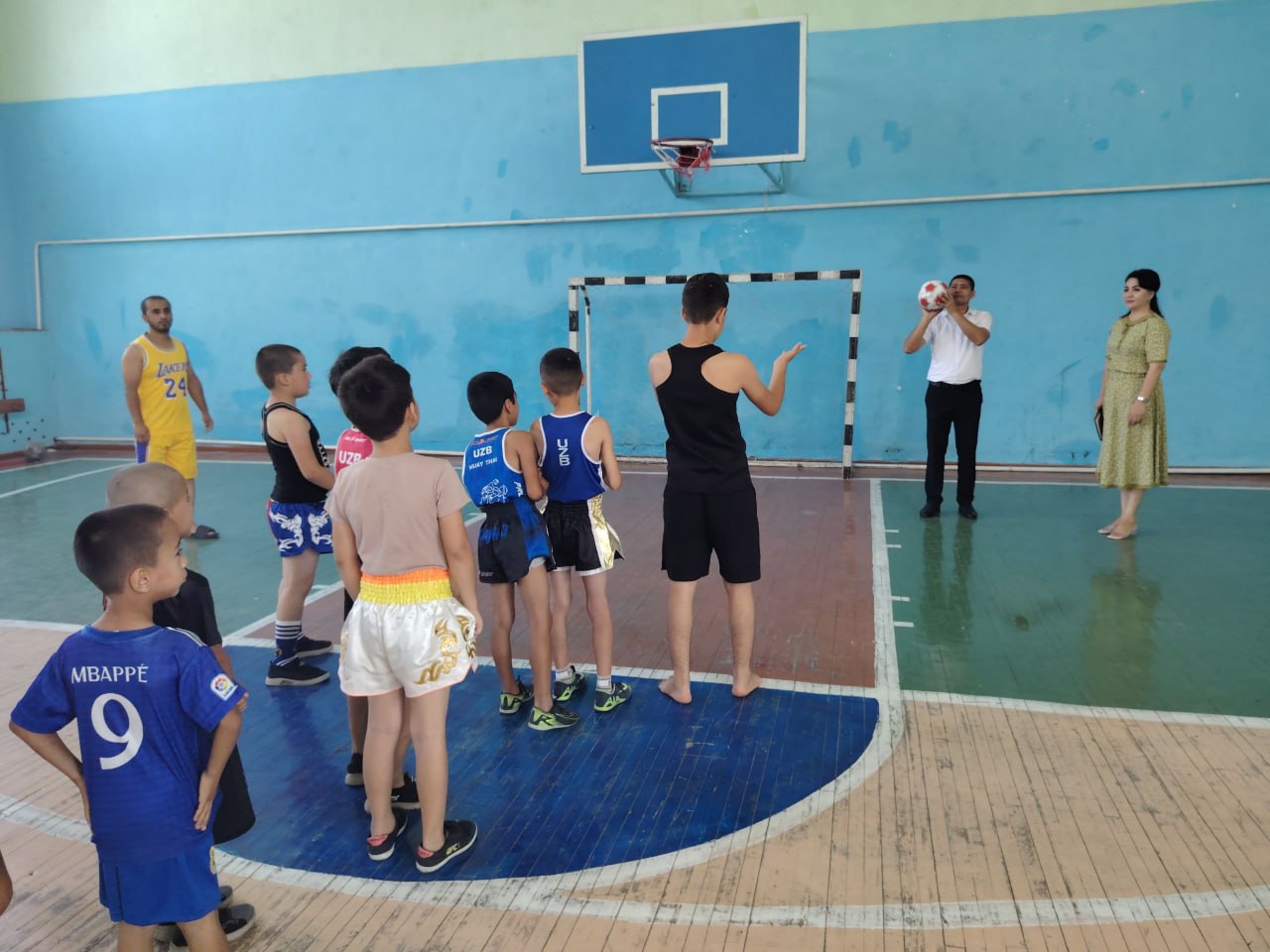 Pedagogika fakulteti tyutorlari va institut psixologi “Dolzarb 90 kun” loyihasi doirasida Namangan shahar 11-umumta'lim maktabi tashrif buyurishdi.