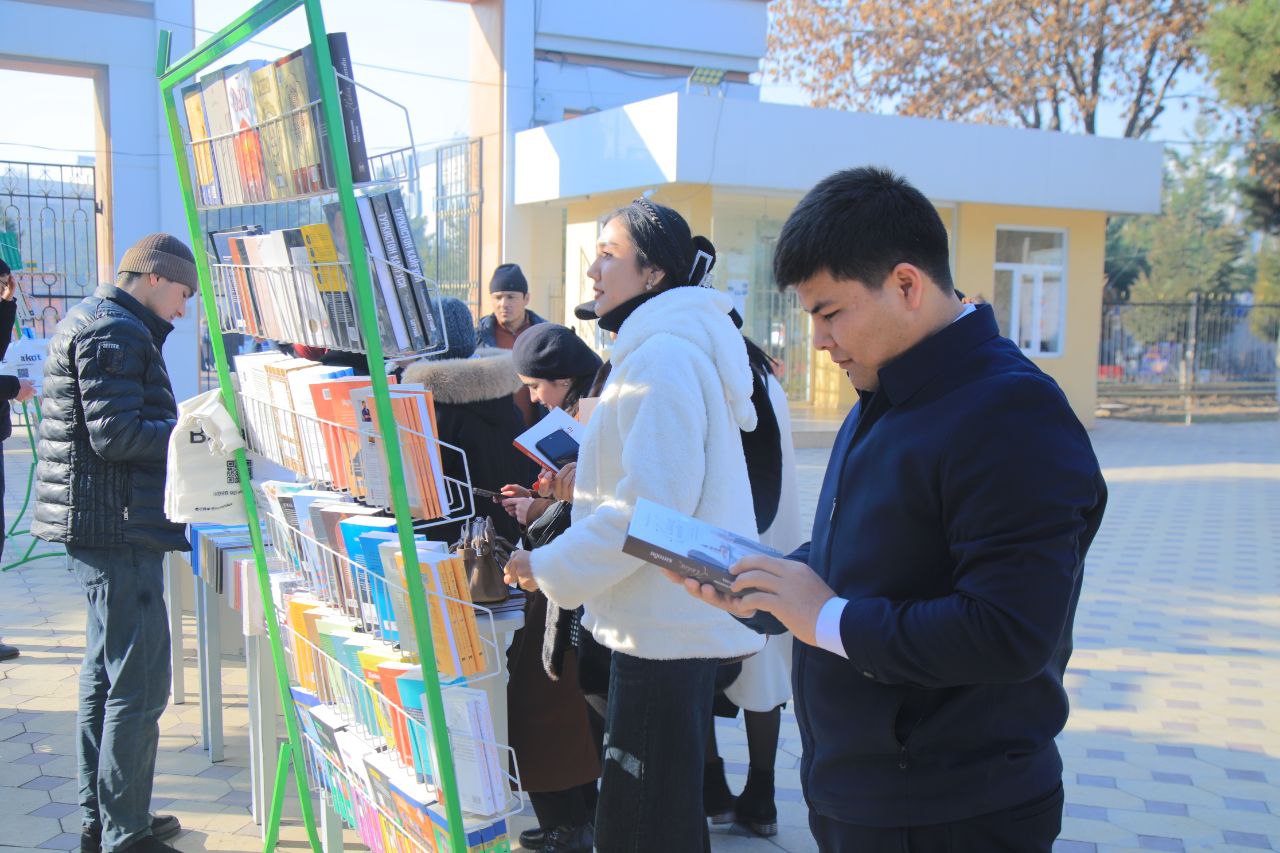 Namangan davlat pedagogika institutida Xorijiy tillar kafedrasi tashabbusi bilan "Kitob-yarmarkasi"  tashkil etildi.